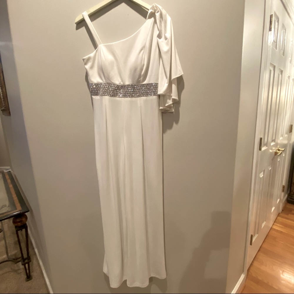 R&M Richards Stunning White Jumpsuit size 6